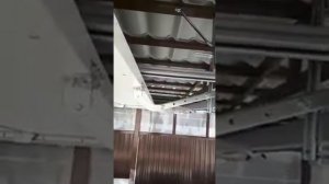 Установка и регулировка секционных ворот «Алютех»