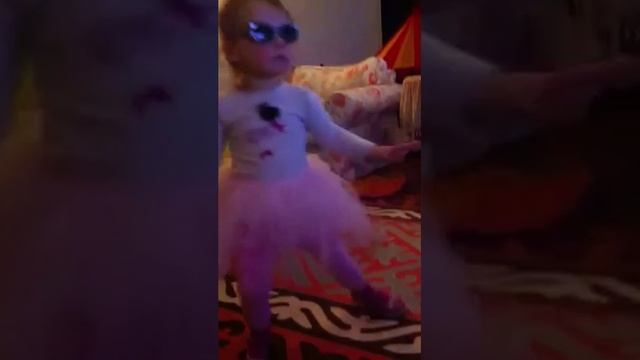 София в 2,5 года танцует балет. смотреть онлайн