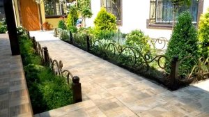 Красивая клумба вдоль дорожки цветник узкий длинный перед домом, клумба, газон