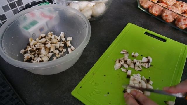 Сочные котлеты в духовке со сливочно-грибным соусом смотреть онлайн