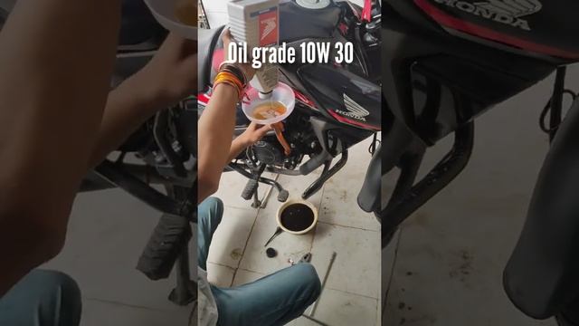 Honda SP125 oil change using Honda genuine 10W 40 grade engine oil | 1st service between 700-1000 k смотреть онлайн