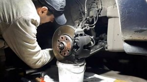 Замена стойки амортизатора, тяги стабилизатора и втулки стабилизатора на Opel Astra G 2003 г Финал!