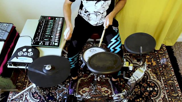 Roland TR-8 vs V-Drums смотреть онлайн