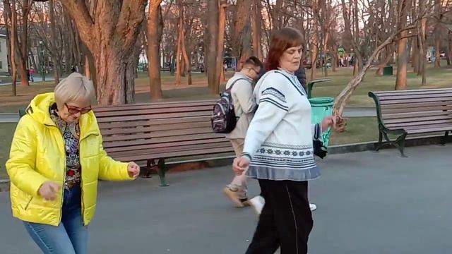 А ты гуляй,душа!!!Танцы в саду Шевченко,апрель 2021. смотреть онлайн