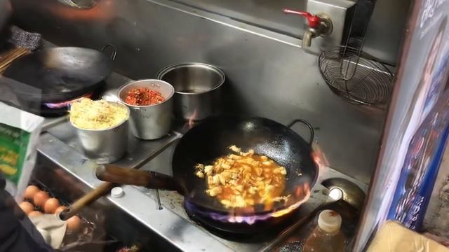 Тайский карри с русскими макаронами. Ужин на крыше небоскрёба в Бангкоке.