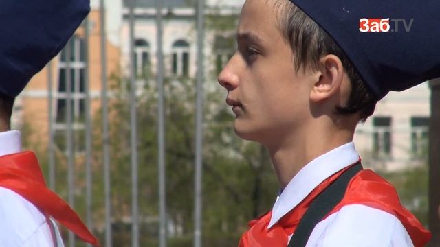 Деревенских ребятишек посвятили в пионеры в центре Читы смотреть онлайн