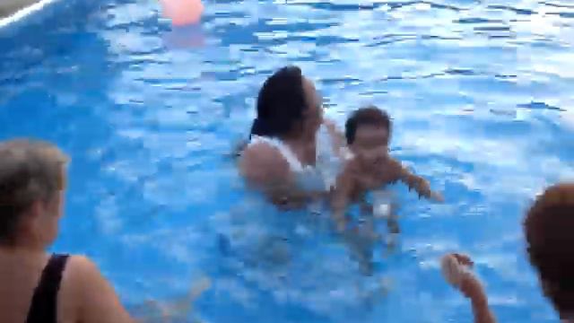 Tammy & Leah playing in the pool смотреть онлайн