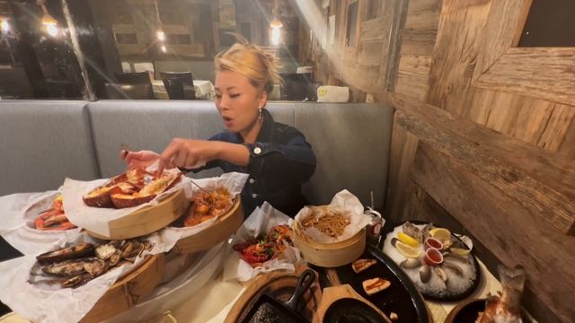 HOW MUCH DO I EAT AT SEAFOOD BUFFET at Crab House in NYC!! #RainaisCrazy смотреть онлайн