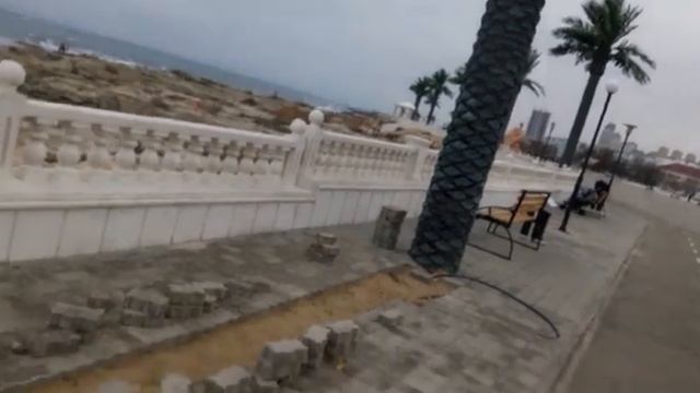 Укладка кабеля к пальмам на набережной Актау смотреть онлайн