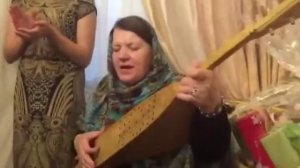 женщина поет на пондуре