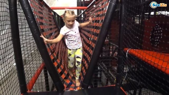 Indoor Playground Ярослава в Зип Зип Парке (Zip Zip Park) - Прыгаем на батутах - Турецкие Каникулы! смотреть онлайн