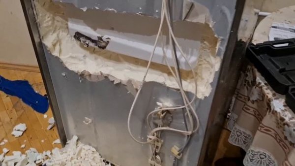 Холодильник Либхер.Лед под ящиками.Дренажный канал постоянно во льду .