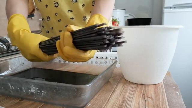 Покраска газетных трубочек в серый цвет