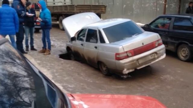 В Саратове автомобиль провалился в яму на дороге смотреть онлайн