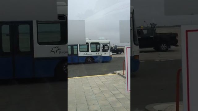 Аэропорт Бургас, прибыл наш Embraer из Днепра смотреть онлайн