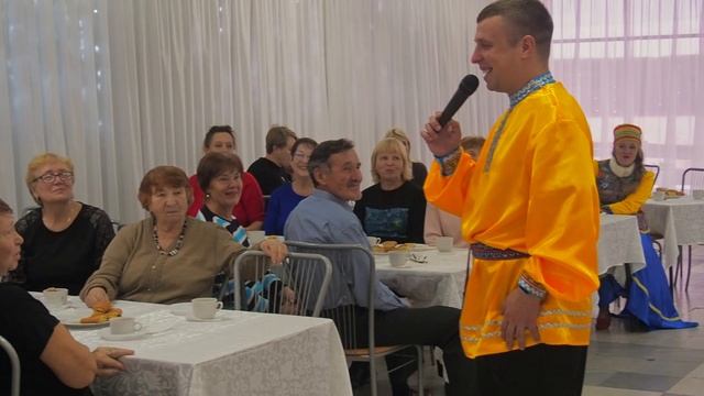 Песни, плюшки, самовары.