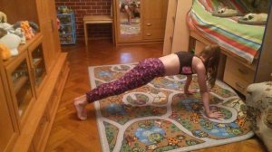 в 9 лет отжимается около 100 раз. Дети. Спорт. Отжимания.