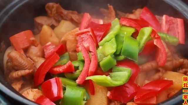 家庭版无骨鸡爪煲，荤素搭配，软烂入味非常过瘾【陕北一家人】