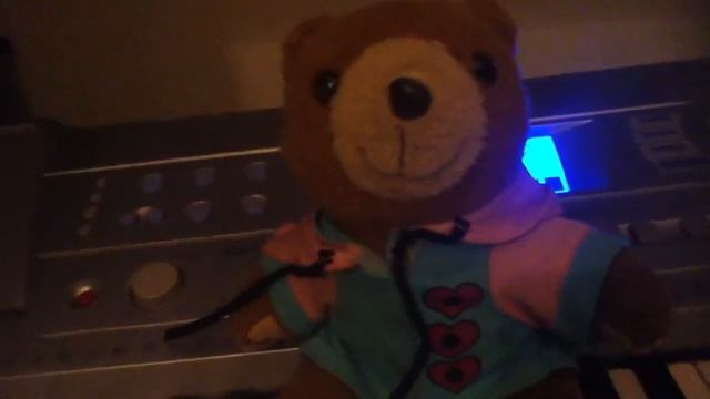 Teddy Singing REALLY High! смотреть онлайн