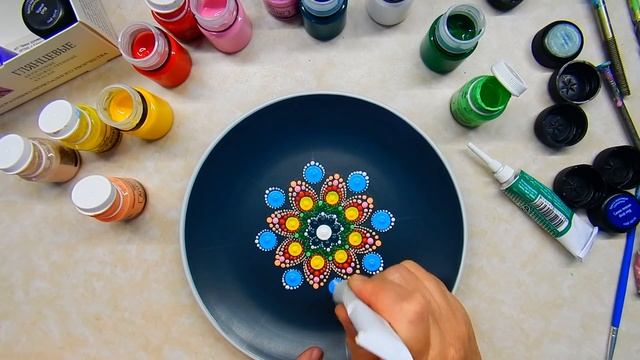 Ручная роспись тарелки красками и контурами. смотреть онлайн