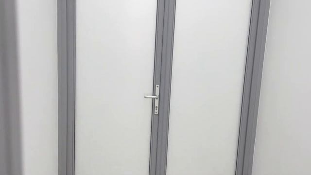 Матовые двойные двери из стекла в алюминиевом каркасе со звукоизоляцией для офиса смотреть онлайн