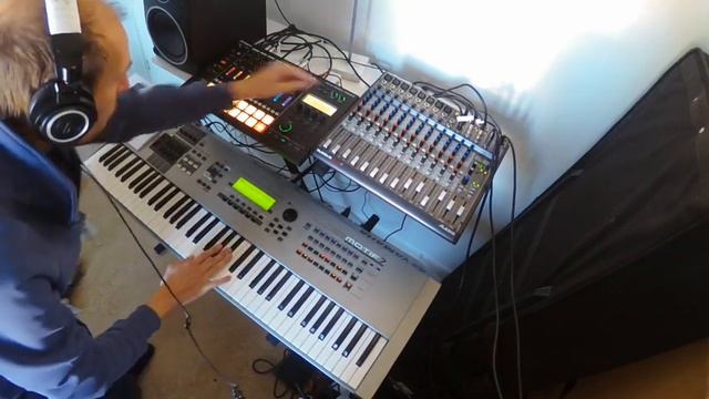 Live electronic music, no computer, dawless.Roland MC 707--Yamaha Motif 7-Alesis Mixer смотреть онлайн