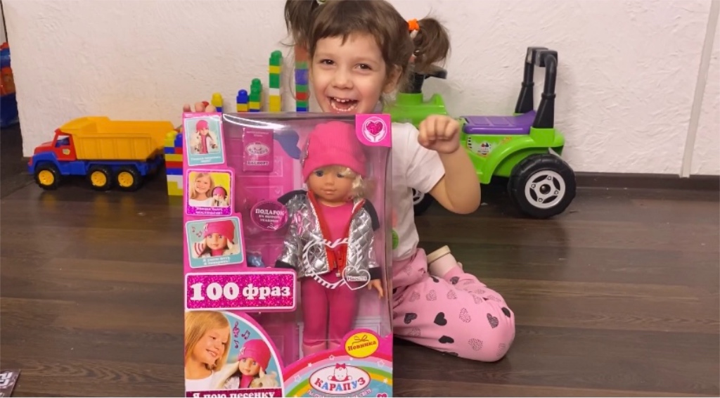 Алиса распаковывает новую говорящую куклу и укладывает ее спать! Кукла Карапуз! Видео для детей