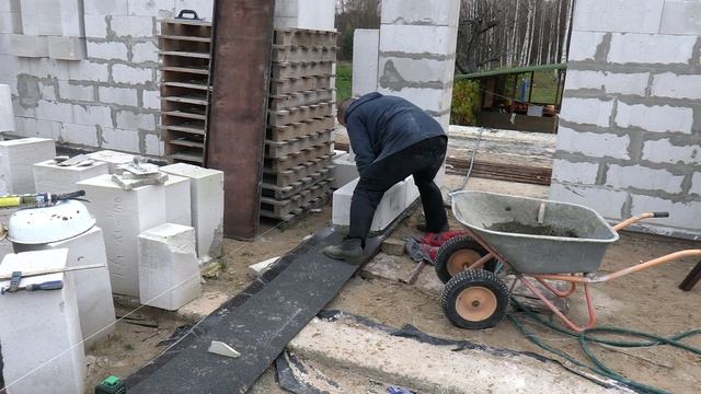 Зашел в гости беспризорный друг. Закончил первый ряд.