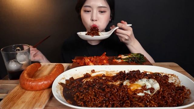 SUB)매콤한 사천짜파게티에 뽀득뽀득 킬바사 먹방 (ft.파김치&겉절이) spicy chapagetti kielbasa mukbang ASMR смотреть онлайн