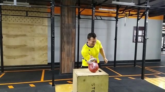 Жим гири мизинцем 34 кг. Попробуй повтори. #гири#качалка# персональныйтренер#силовыетренировки