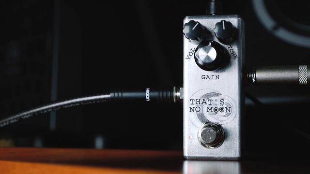 That's No Moon - overdrive into distortion by Analogwise Pedals смотреть онлайн