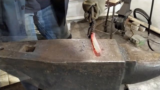 Простые декоративные хомуты для узоров. Куём и ставим. смотреть онлайн