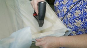 Обивка гроба тканью с внешней и внутренней стороны.