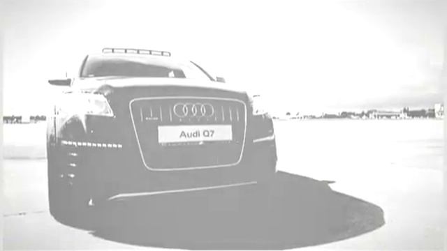Внедорожник Audi Q7 V12 TDI Quattro буксирует самолет SUKHOI Superjet 100