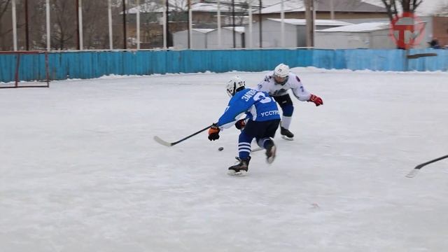 Хоккейную коробку подготовили к зимнему сезону в Доброполье смотреть онлайн