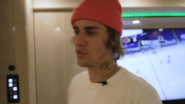 Inside Justin Bieber's Tour Bus | GQ смотреть онлайн