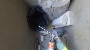 СНИМАЮ ПОЛНЫЙ БАЛЛОН С ПЕНОЙ С ПИСТОЛЕТА. Как правильно отсоединить (открутить). ЛАЙФХАК.