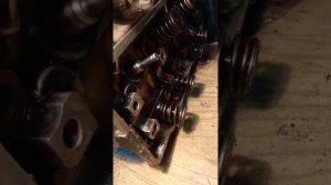 Одна свеча мокреет и один целиндр не работает