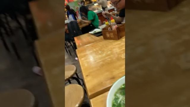 Вьетнам. Думал что опоздаем, но еще успел поесть знаменитый суп фо. #влог #путишествие