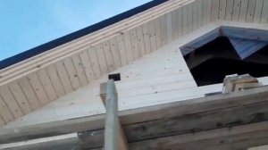 Отделка карнизного свеса: ветровая из доски 20мм ступенчатый монтаж, карниз из доски 20мм монтаж.