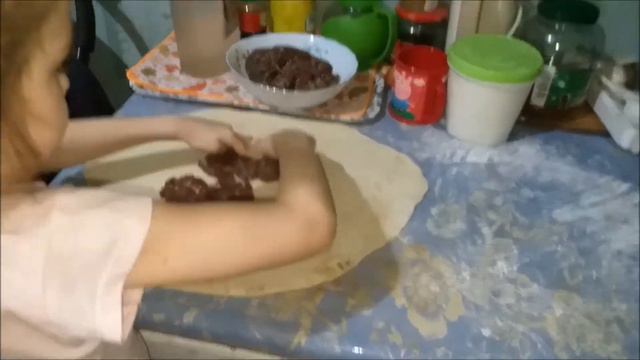 Готовим "ленивые пельмени"!!!!!Аксинья готовит МАТВЕЙ ПОМОГАЕТ!!!! смотреть онлайн