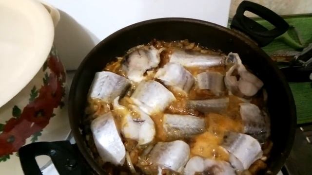 Минтай в овощной шубе и сметанно-сырным воротничком. смотреть онлайн
