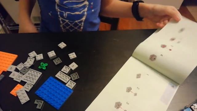 Собираем набор Lego Minecraft Шахта Зомби смотреть онлайн