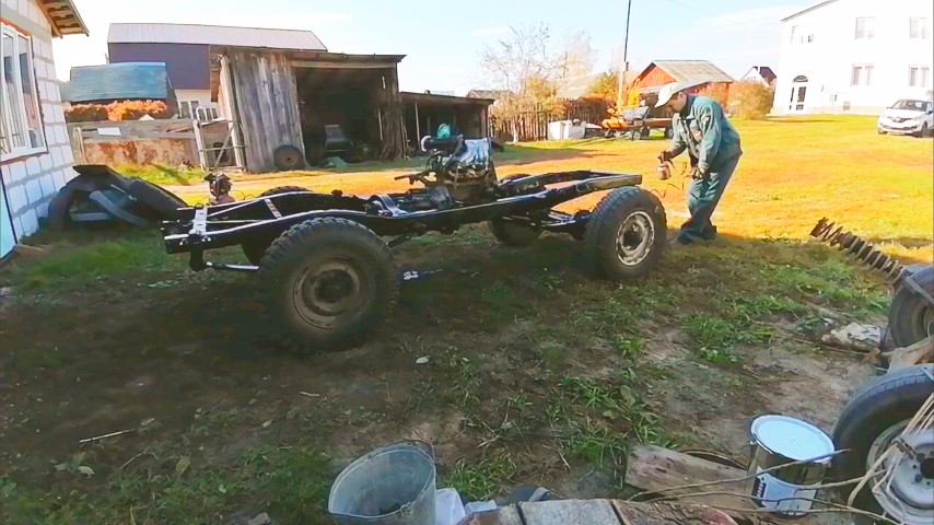 Покрасил раму вездехода пока погода позволяет. смотреть онлайн