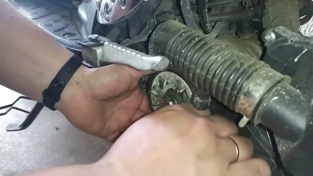 Замена ремня вариатора на скутере Racer Sagita 50 кубов. Обрыв ремня вариатора на ходу. смотреть онлайн