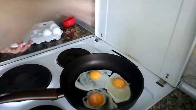 Очень вкусная яичница! смотреть онлайн
