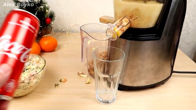 Что если выжать Сок из Салата Оливье? Новогодний выпуск! Бедная соковыжималка. Alex Boyko смотреть онлайн