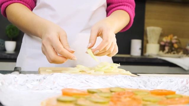 Рецепт пиццы с маринованными огурцами и колбасой - Брестский мясокомбинат смотреть онлайн