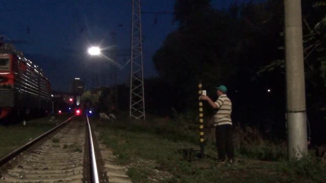 Мужик разговаривает по громкоговорителю смотреть онлайн
