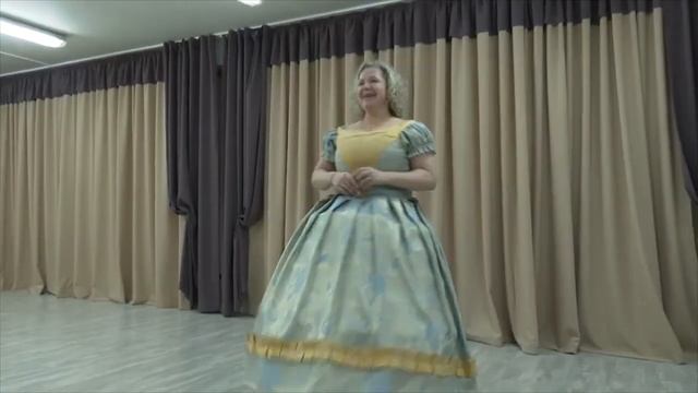 Вальс и польку исполнили участники «Инклюзивного бала» в театре «Глобус» смотреть онлайн